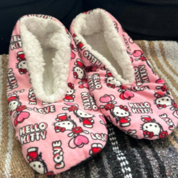 Sanrio Hello Kitty Slipper Socks Hearts Love Adult Small Kids Medium - Picture 1 of 3